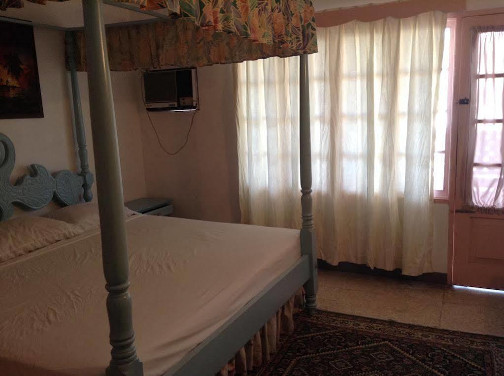 Marine View Hotel Очо Риос Екстериор снимка